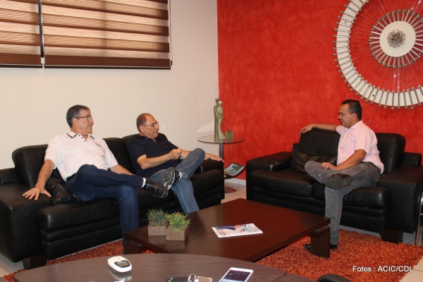 O presidente da ACIC CDL  Cesár Safatle, agradece a visita social do  Presidente da Câmara de Catalão  Helson Barbosa (Caçula), nesta manhã do dia 12 de abril de 2019.