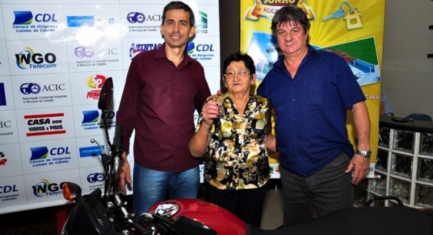 Ganhadora da promoção 3º sorteio Minha Casa Meu sonho, recebeu emocionada a sua motocicleta.