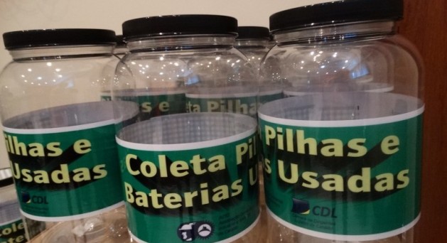 Preocupada com o Meio Ambiente: ACIC / CDL distribui para o comércio, recipientes para coleta de pilhas e baterias usadas 